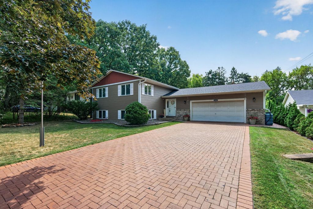 2048 17th Avenue E, North Saint Paul, MN 55109