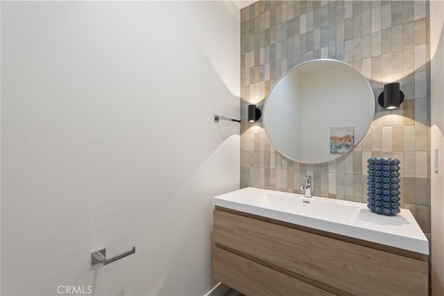 341 Douglas Street, Los Angeles, CA 90026
