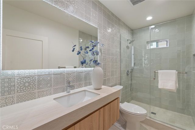 341 Douglas Street, Los Angeles, CA 90026