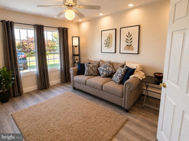 39 VERMILLION LN, Levittown, PA 19054