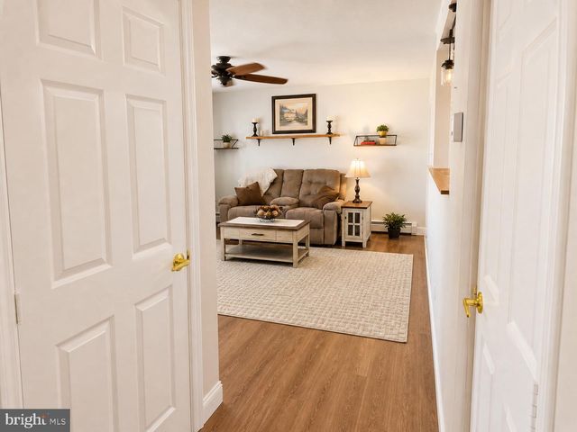 39 VERMILLION LN, Levittown, PA 19054