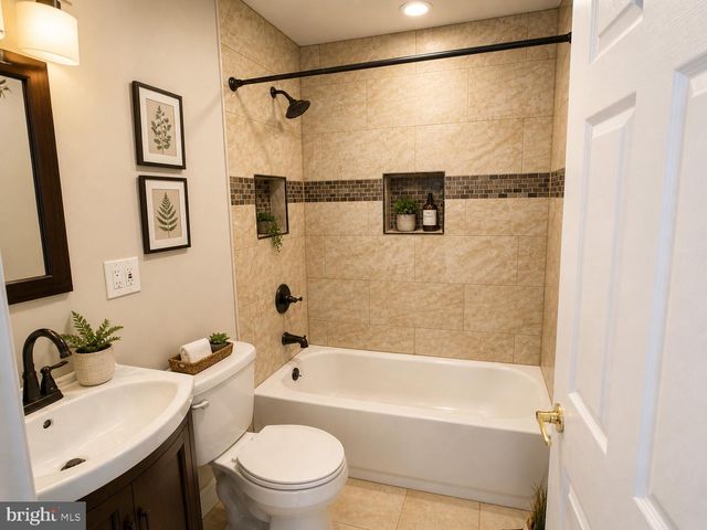 39 VERMILLION LN, Levittown, PA 19054