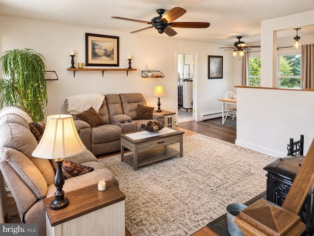 39 VERMILLION LN, Levittown, PA 19054