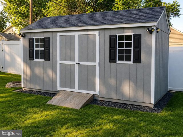 39 VERMILLION LN, Levittown, PA 19054