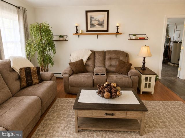 39 VERMILLION LN, Levittown, PA 19054