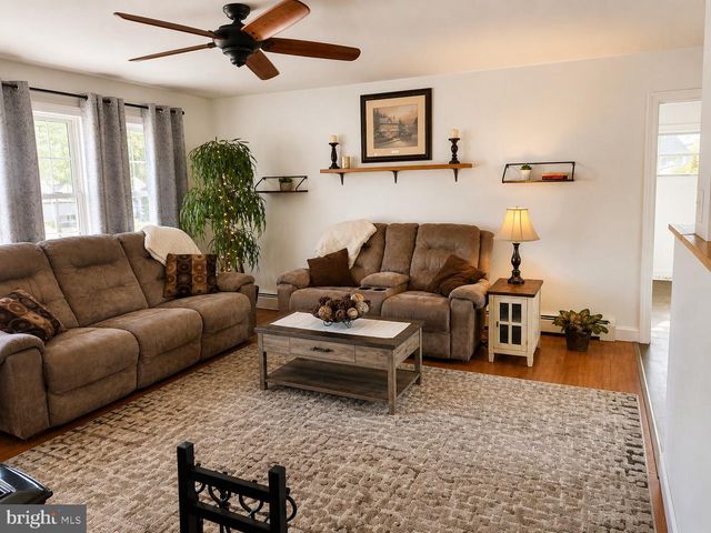 39 VERMILLION LN, Levittown, PA 19054