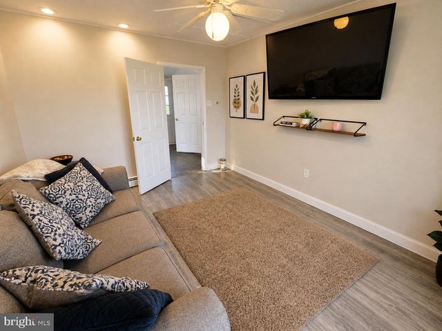 39 VERMILLION LN, Levittown, PA 19054