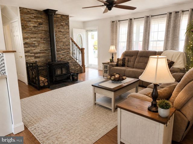 39 VERMILLION LN, Levittown, PA 19054