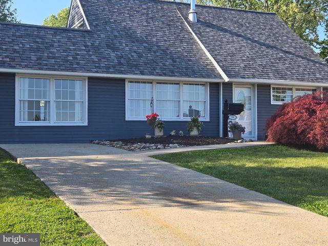 39 VERMILLION LN, Levittown, PA 19054