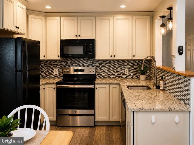 39 VERMILLION LN, Levittown, PA 19054