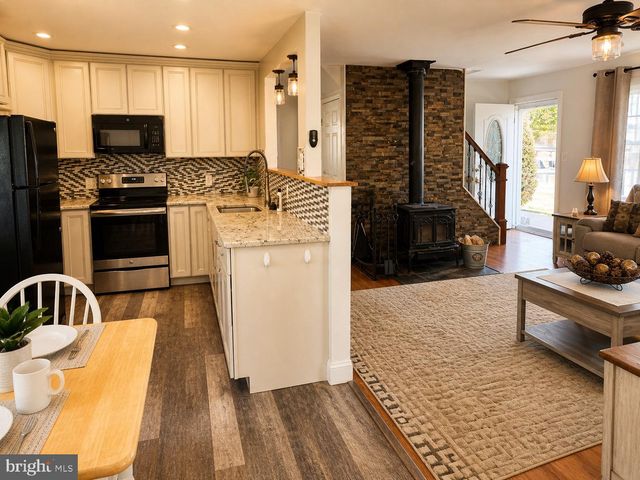 39 VERMILLION LN, Levittown, PA 19054