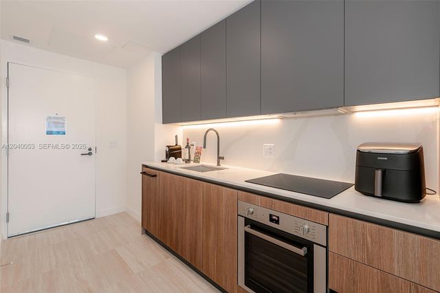 580 72nd St 1008, Miami Beach, FL 33141