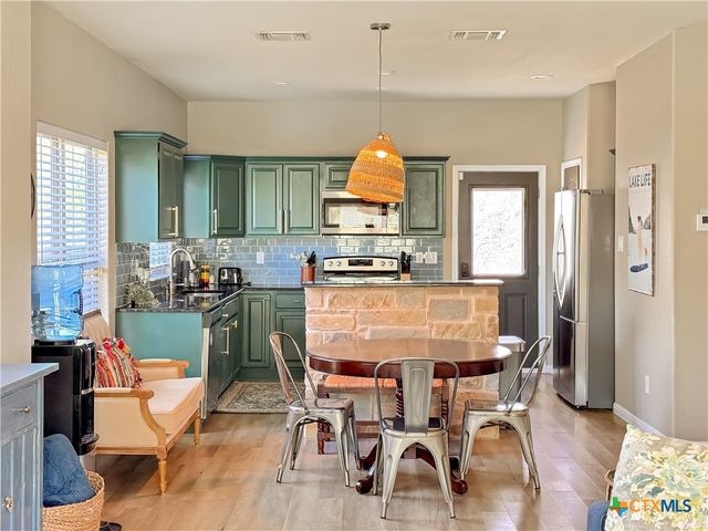 1009 Eagle Flight Drive, Canyon Lake, TX 78133