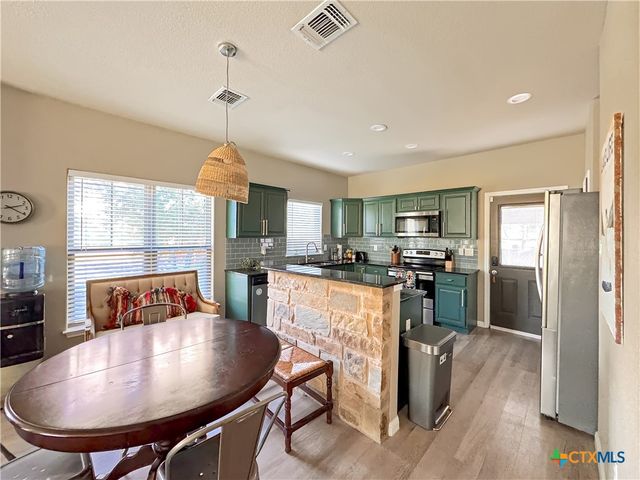 1009 Eagle Flight Drive, Canyon Lake, TX 78133