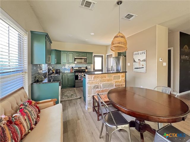 1009 Eagle Flight Drive, Canyon Lake, TX 78133