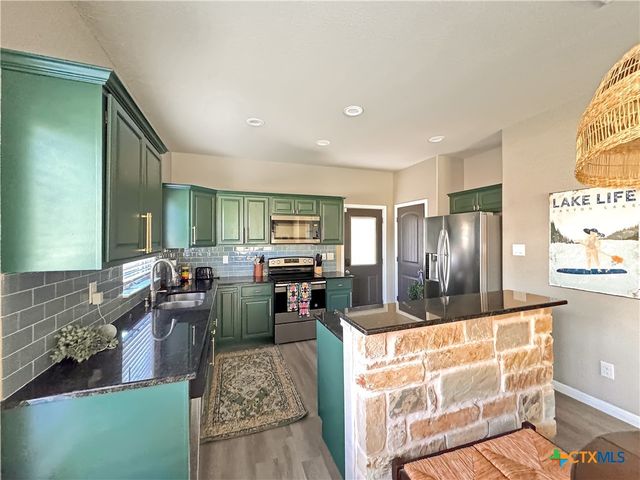 1009 Eagle Flight Drive, Canyon Lake, TX 78133