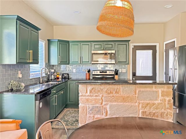 1009 Eagle Flight Drive, Canyon Lake, TX 78133