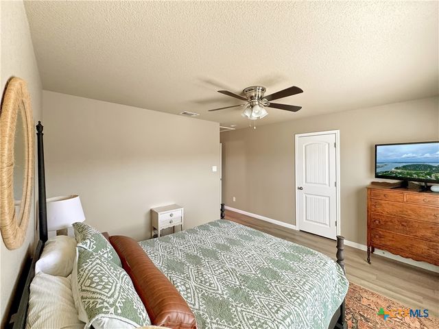 1009 Eagle Flight Drive, Canyon Lake, TX 78133