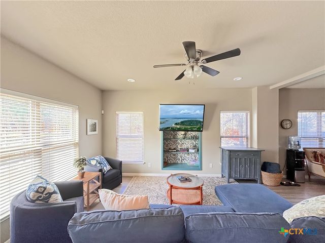 1009 Eagle Flight Drive, Canyon Lake, TX 78133