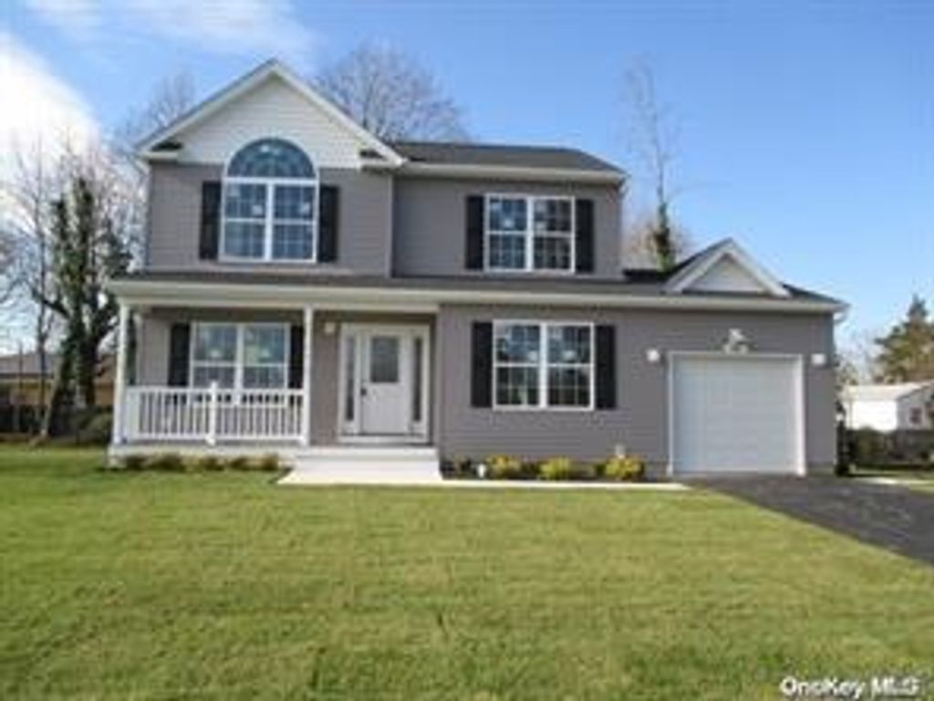 648 Bayview Avenue, Bellport, NY 11713