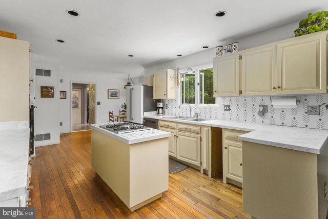 95 HOLMES MILL RD, Cream Ridge, NJ 08514