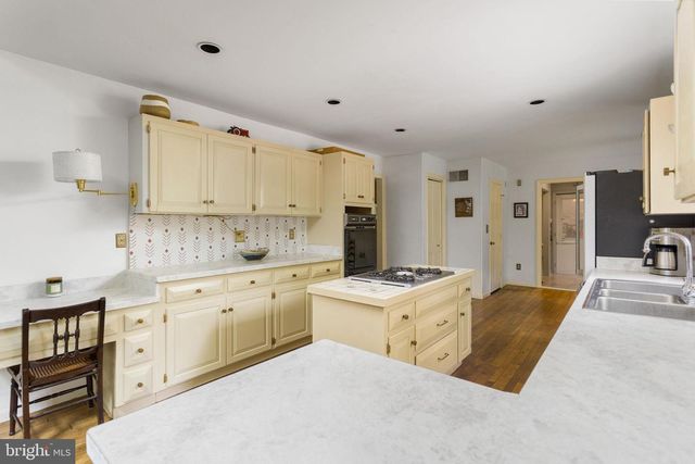 95 HOLMES MILL RD, Cream Ridge, NJ 08514