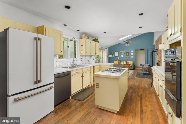 95 HOLMES MILL RD, Cream Ridge, NJ 08514