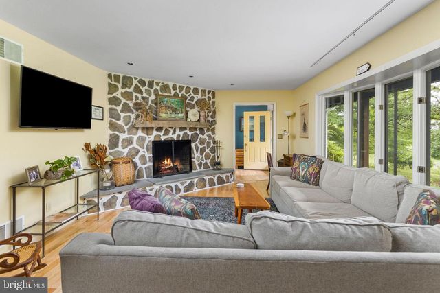 95 HOLMES MILL RD, Cream Ridge, NJ 08514