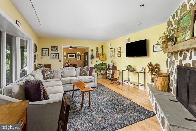 95 HOLMES MILL RD, Cream Ridge, NJ 08514