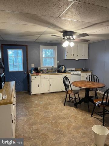 95 HOLMES MILL RD, Cream Ridge, NJ 08514