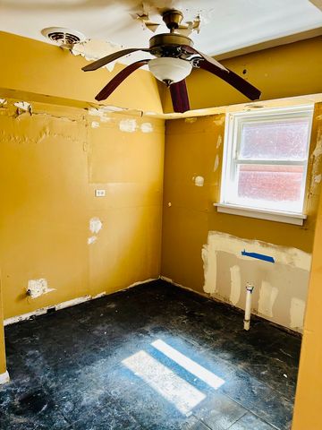 8219 S Muskegon Avenue, Chicago, IL 60617