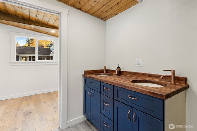 27830 Manzanita Beach Road SW, Vashon, WA 98070