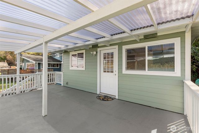 27830 Manzanita Beach Road SW, Vashon, WA 98070