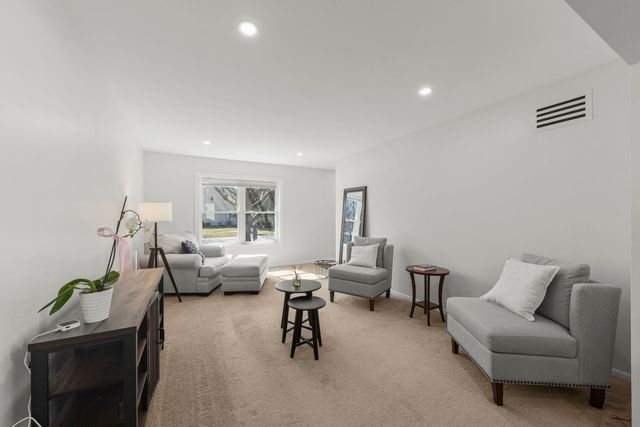 1301 Peshtigo Avenue, Naperville, IL 60564