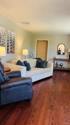 4842 E Simpson Avenue, Fresno, CA 93703
