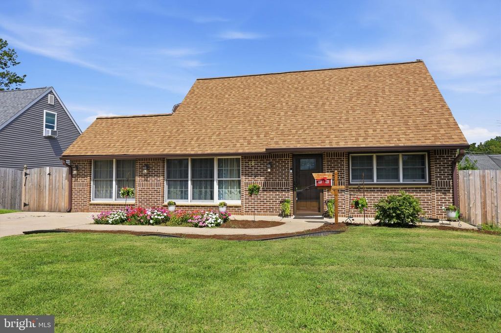 16 PARKSIDE CIR, LEVITTOWN, PA 19056 — exterior