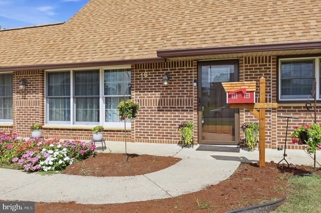 16 PARKSIDE CIR, LEVITTOWN, PA 19056 — photo 4