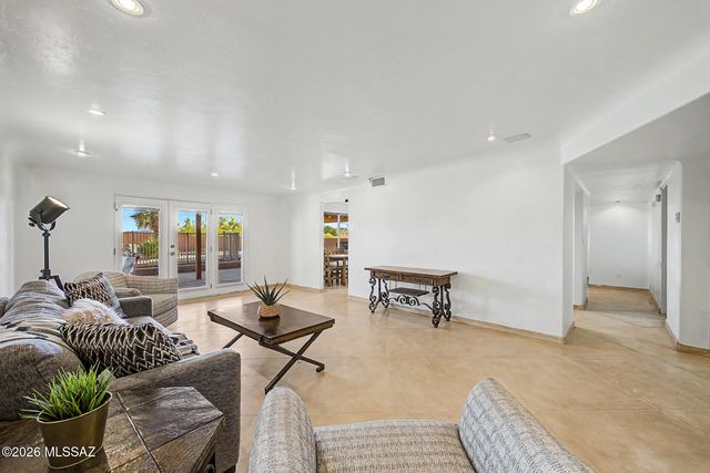 6609 N Amahl Drive, Tucson, AZ 85704