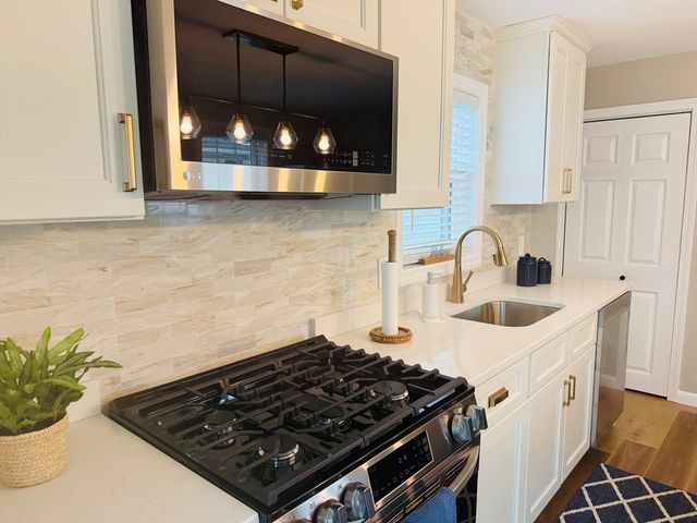 230 Cedar Ave, Portsmouth, RI 02871
