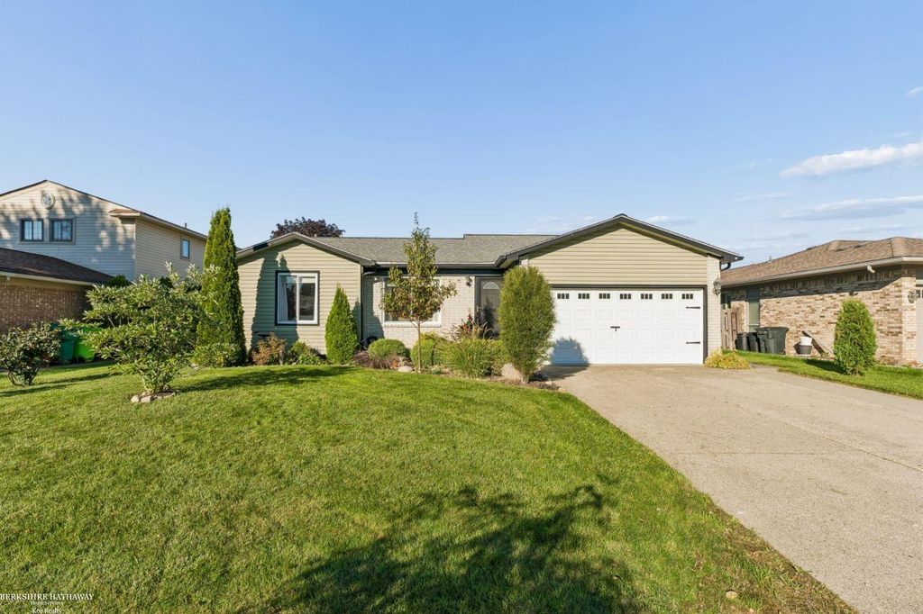 46595 Apple Lane, Macomb Twp, MI 48044