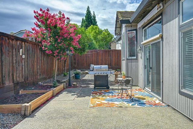 5937 Blackstone Dr, Rocklin, CA 95765