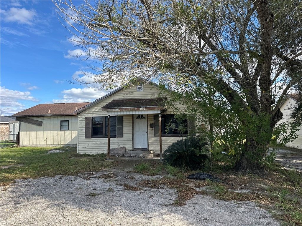 510 James St, Refugio, TX 78377 — photo 2