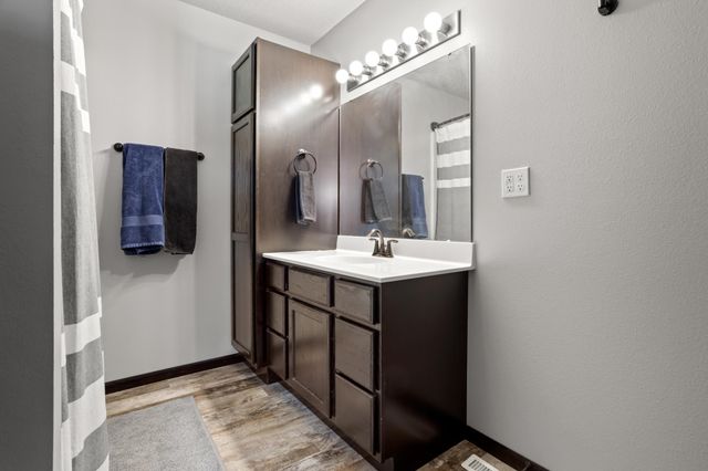 405 5th Street E, Horace, ND 58047