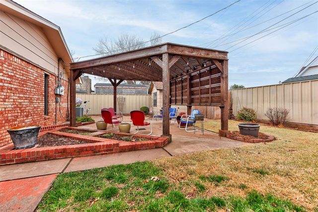 115 Briarwood Street, Moore, OK 73160