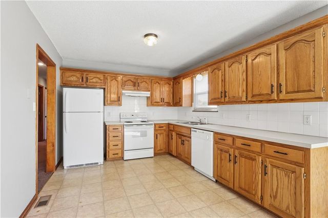 2009 Cypress Way, Pleasant Hill, MO 64080