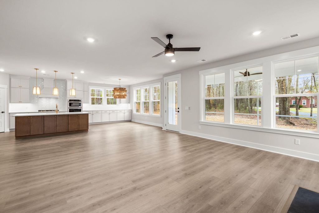 Image 13 of property listing at 1289 Hamlin Road, Mount Pleasant, SC 29466