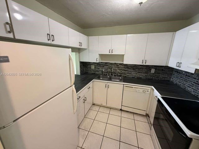 1900 W 68th St G308, Hialeah, FL 33014