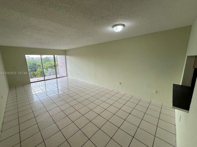 1900 W 68th St G308, Hialeah, FL 33014