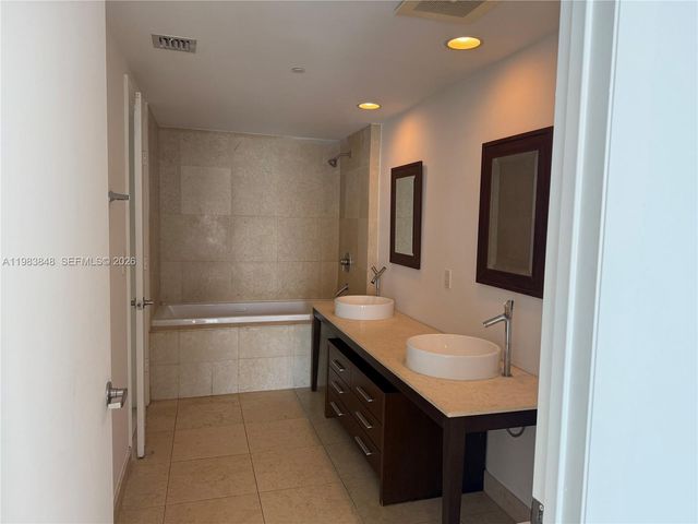 465 Brickell Ave 3906, Miami, FL 33131