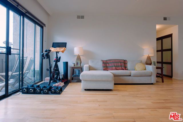 832 Palm Avenue 206, West Hollywood, CA 90069